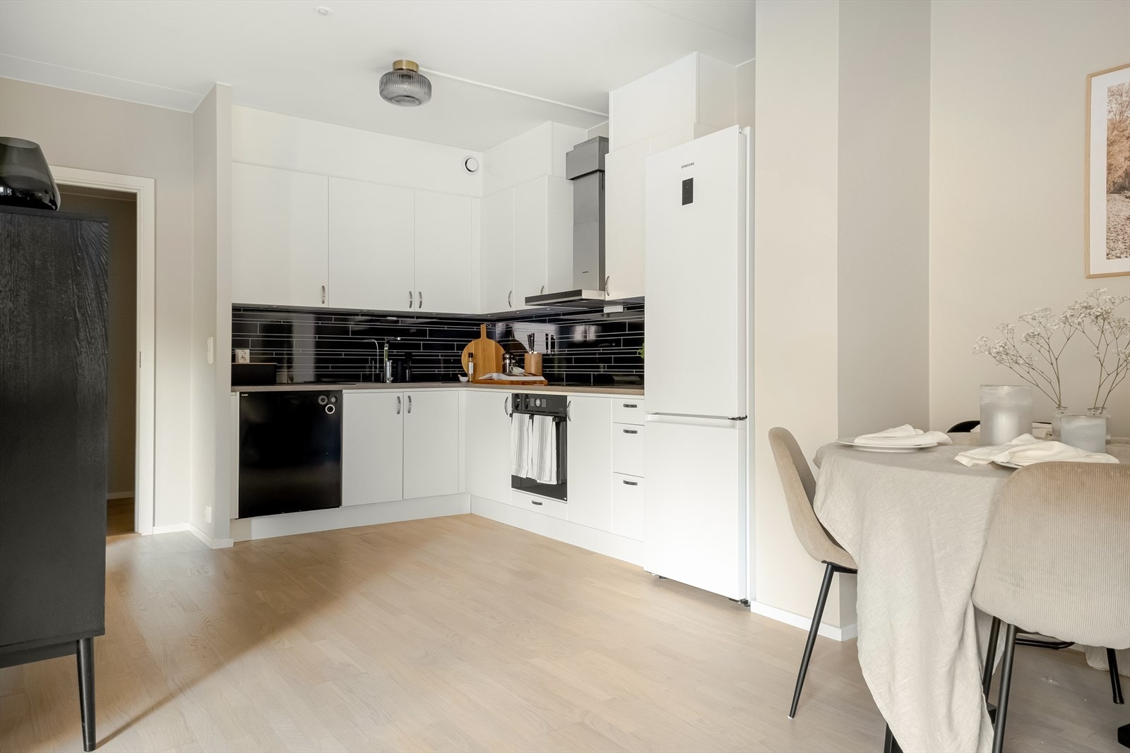 Leiligheten har et stort og moderne kjøkken fra Drømmekjøkkenet. Galleribilde