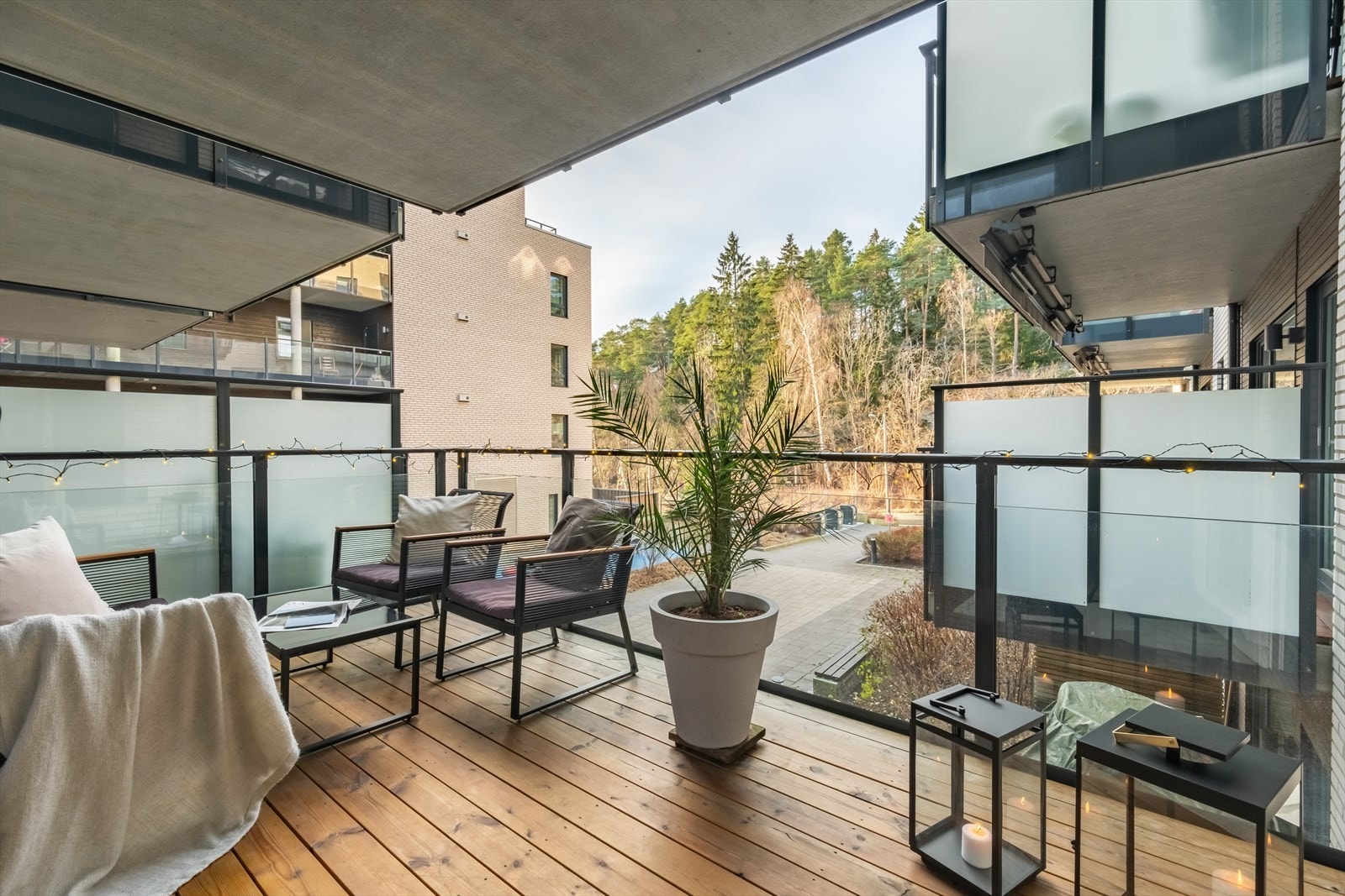 Det er flere gode møbleringsmuligheter. Leiligheten ligger i første etasje, men oppleves som en andre etasje. Galleribilde