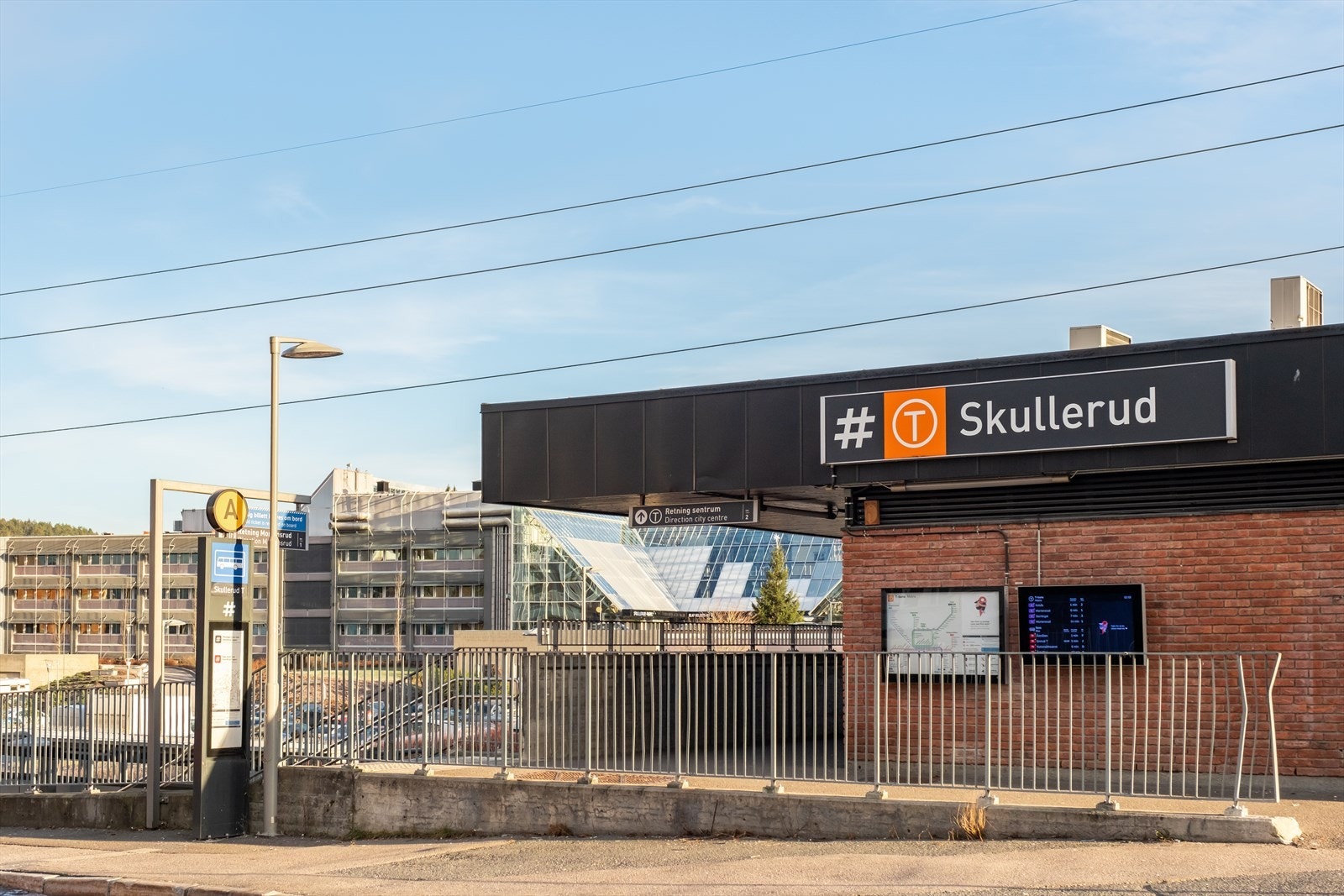 Kort vei til offentlig transport, som en rekke busslinjer og T-banen. Galleribilde