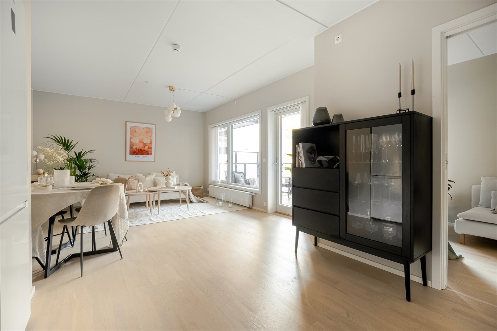 Mellom kjøkkenet og stuen er det god plass til å etablere et stort spisebord. Galleribilde