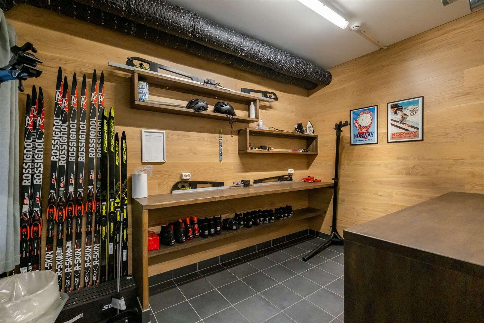 Bygget har flere praktiske rom som skibod. Galleribilde