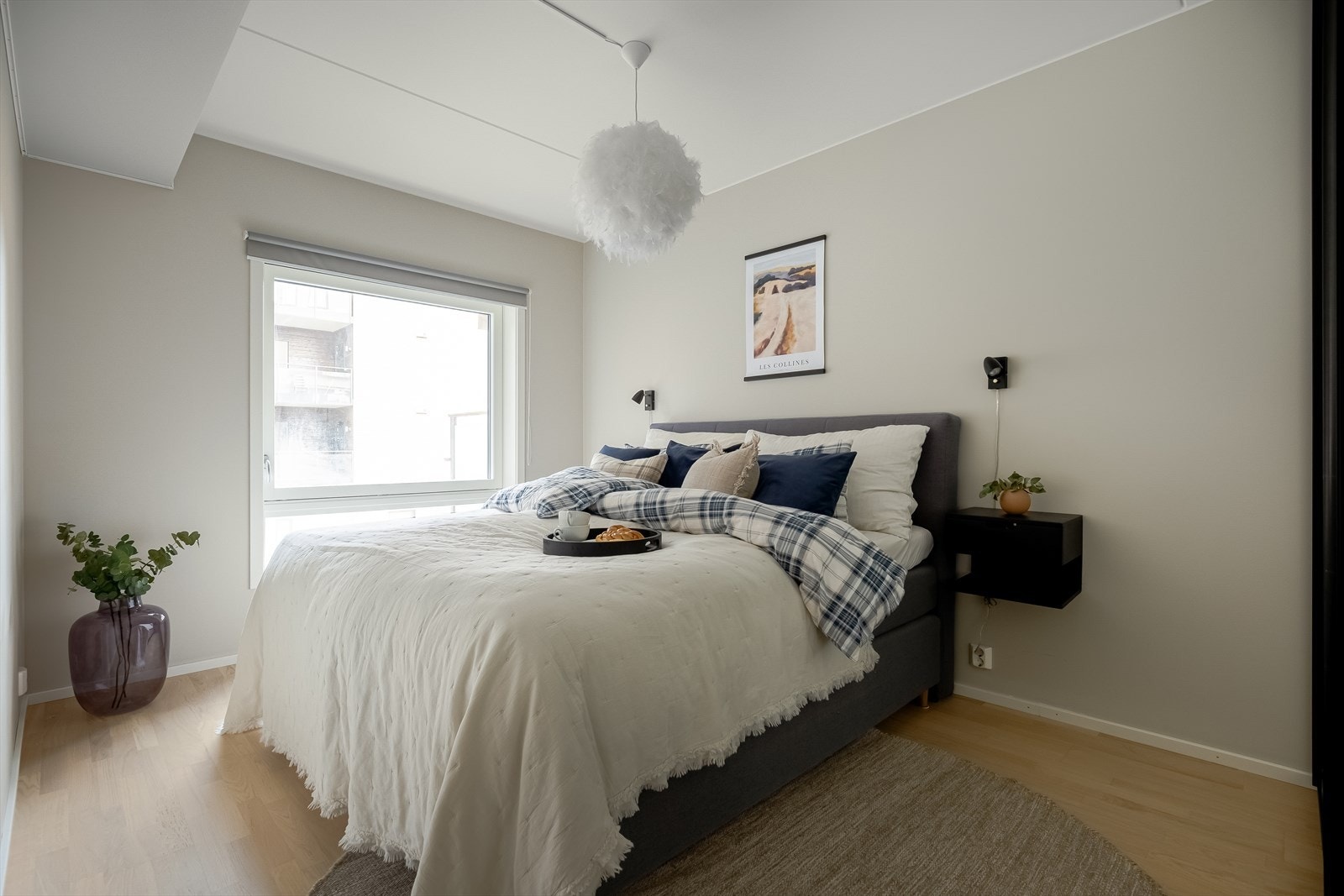 Soverom I er av god størrelse med plass til dobbeltseng og tilhørende møblement. Galleribilde