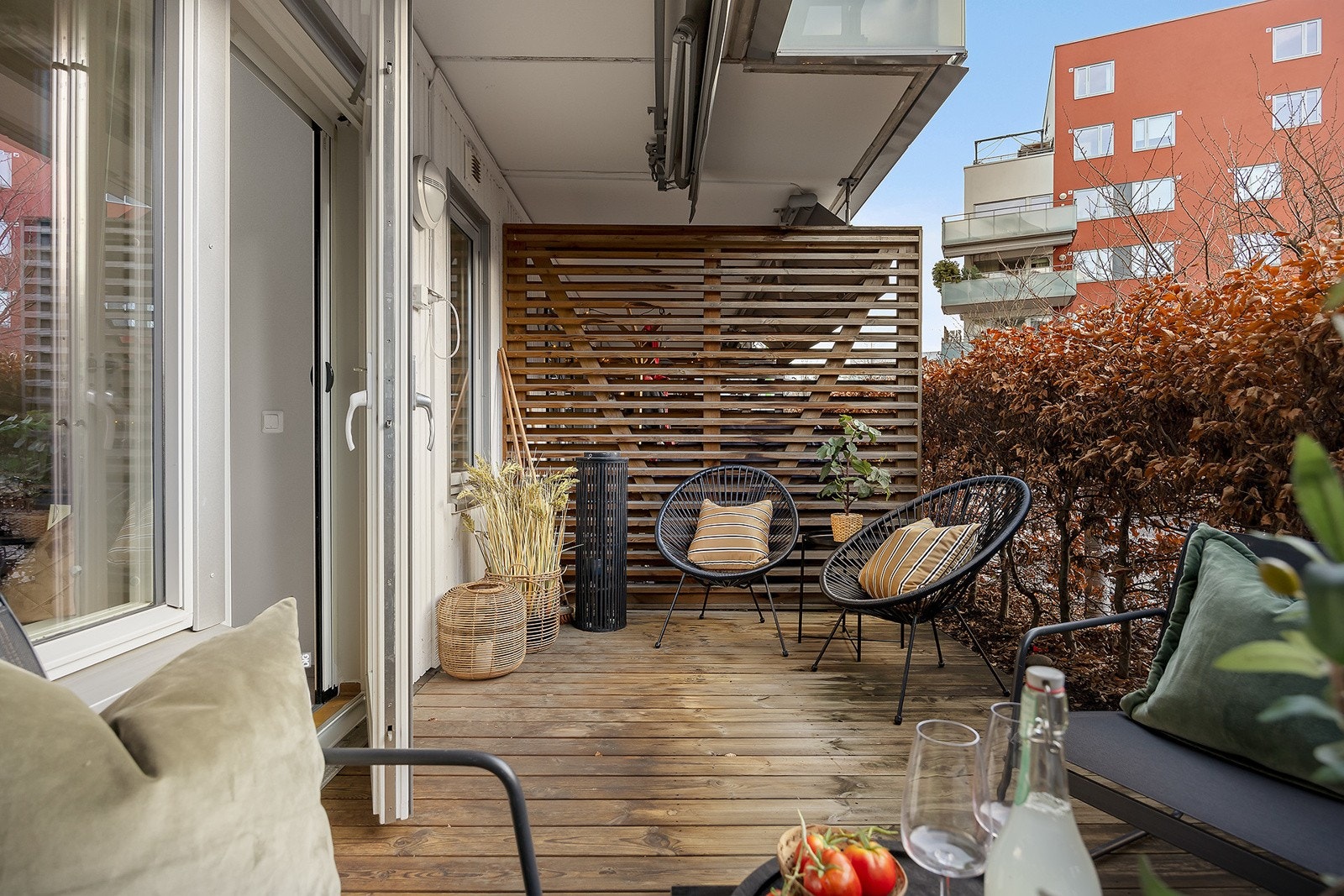 Flott markterrasse på ca. 11 kvm med skjermet innsyn opparbeidet med busker og spilevegg. Galleribilde