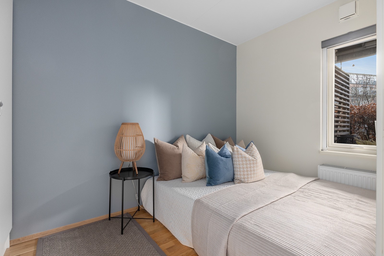 Rommet er av god størrelse med plass til seng, nattbord og garderobe Galleribilde