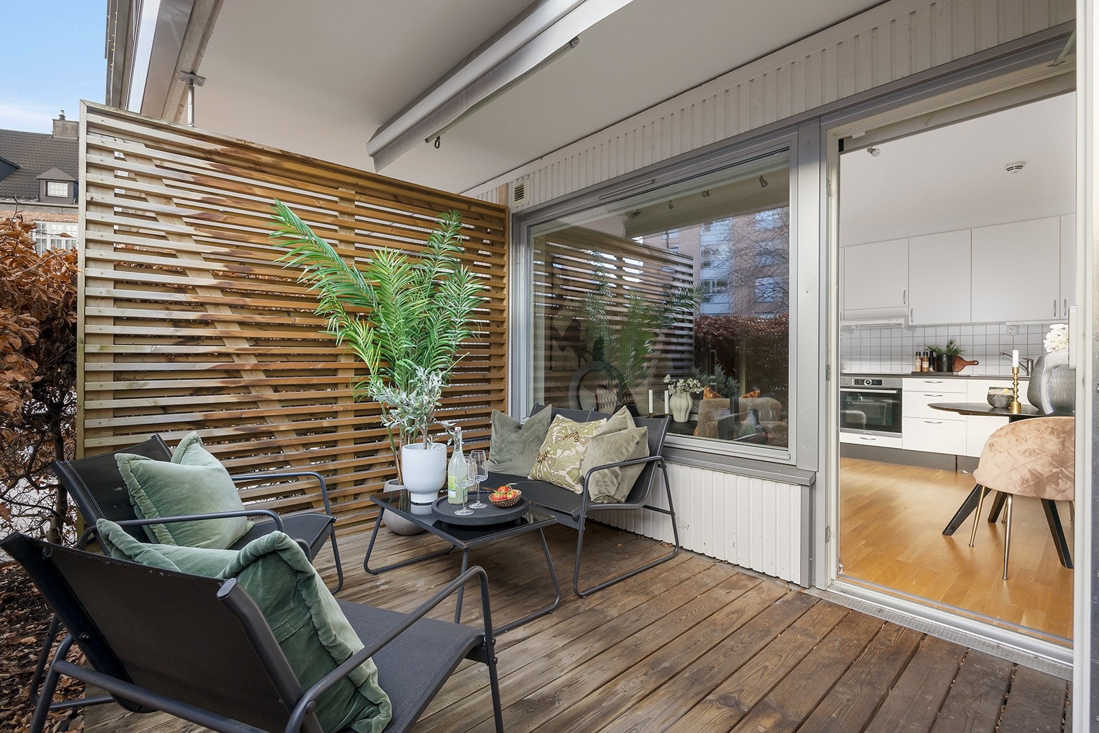 Markterrassen er sydvendt og er ypperlig å bruke på sommerhalvåret. Galleribilde