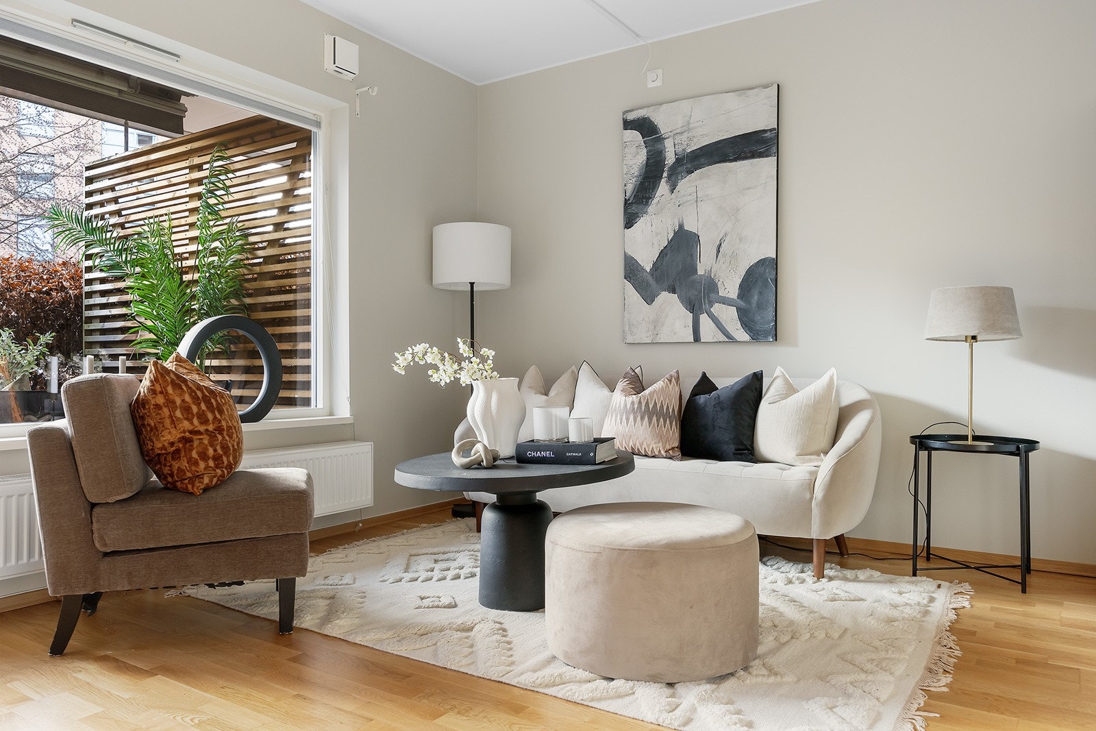 Luftig stue med gode møbleringsmuligheter og store vindusflater som gir godt med lysinnslipp Galleribilde