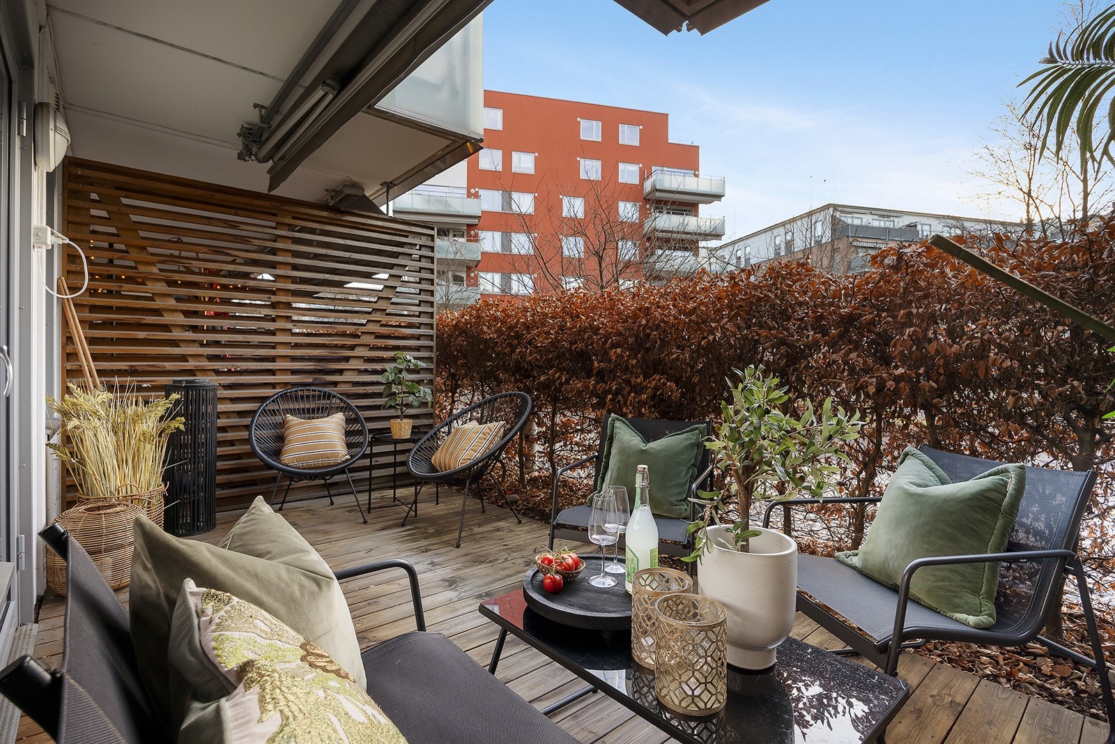 Her har du god plass til å etablere hyggelige sittegrupper, grill og andre utemøbler Galleribilde