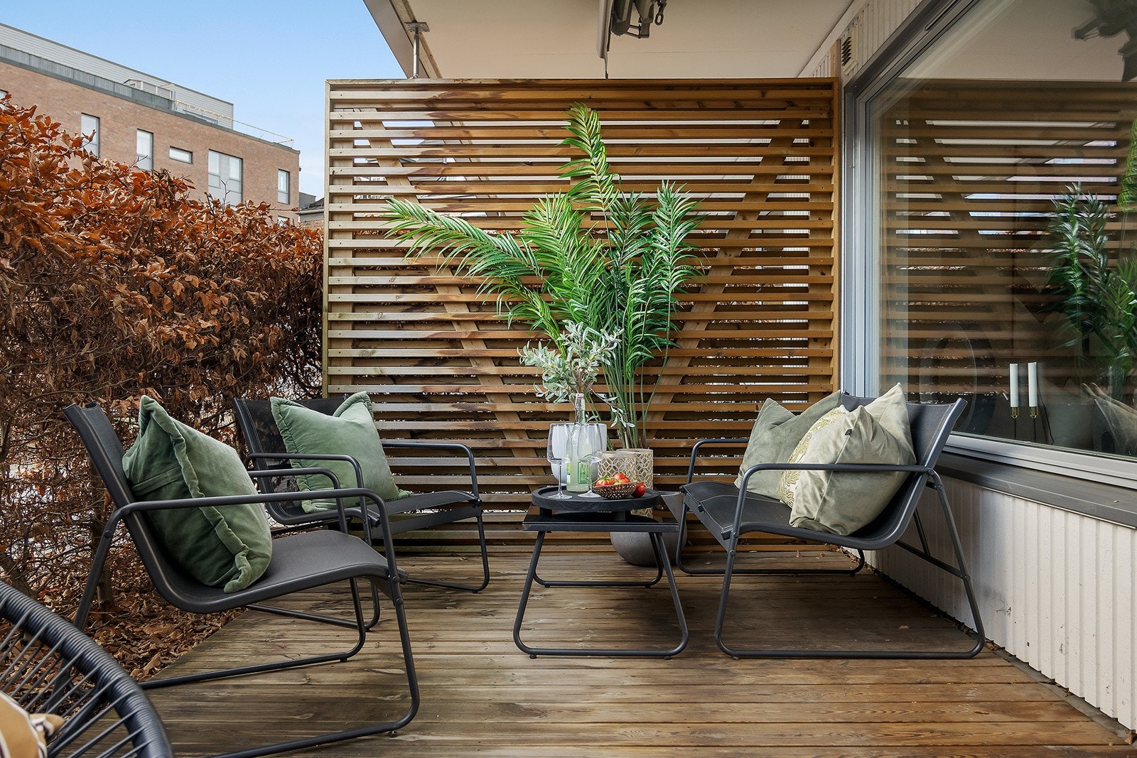 Uteplassen har treplatting på gulv, stikkontakt, utelys og markise Galleribilde