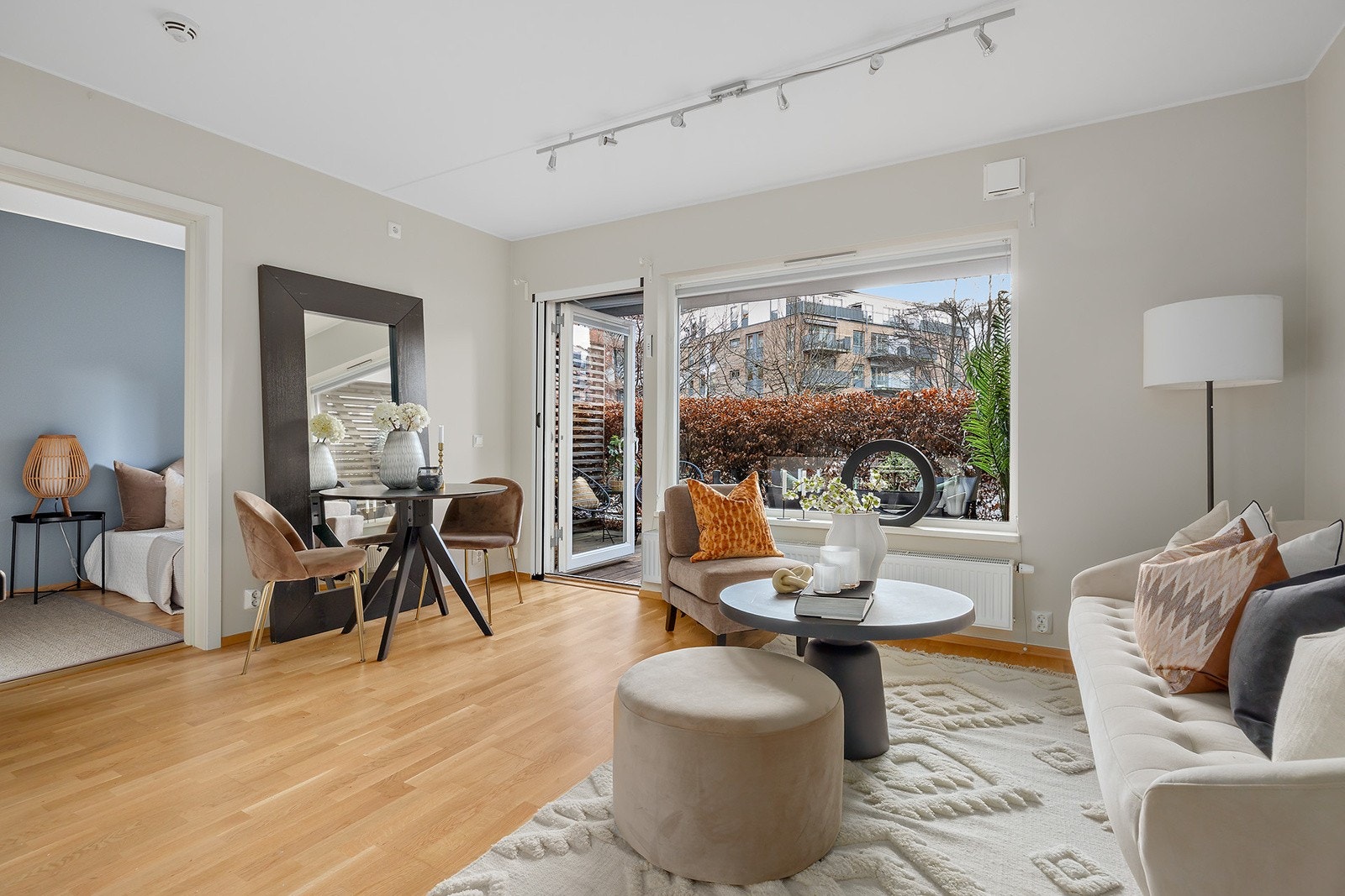 Utgang til en velholdt markterasse som kan benyttes som en forlengelse av stuen på sommerhalvåret Galleribilde