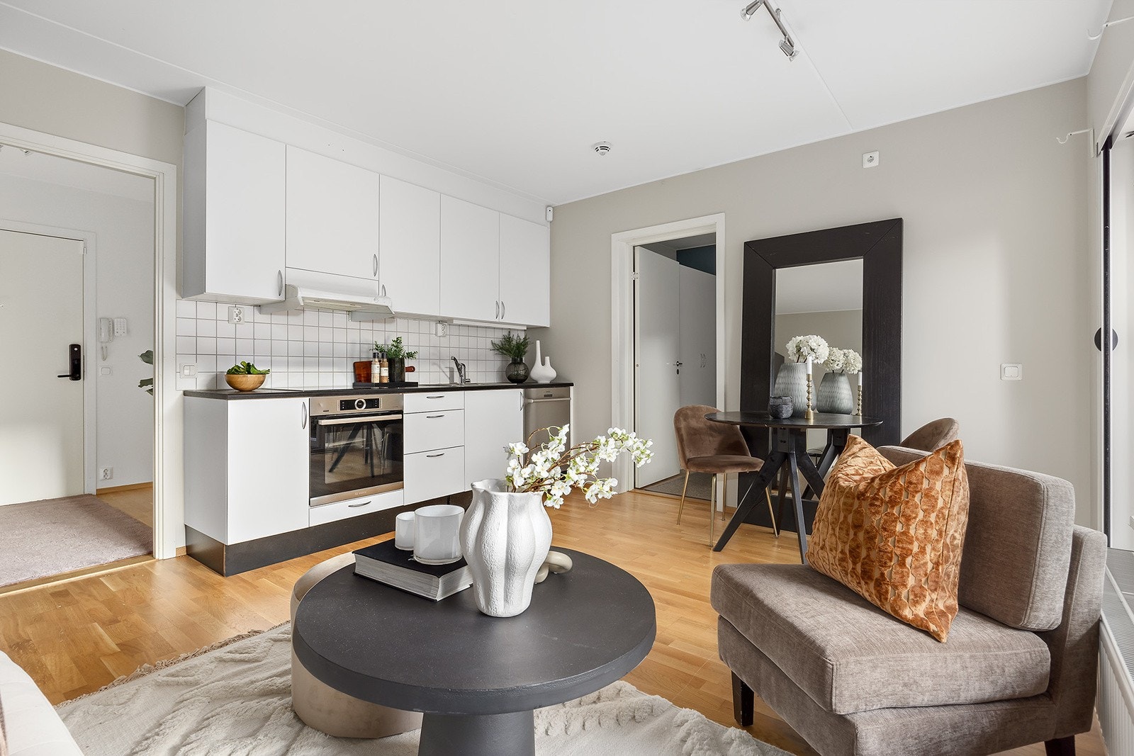 Lys og fin 2-roms andelsleilighet med praktisk åpen stue- og kjøkkenkløsning Galleribilde