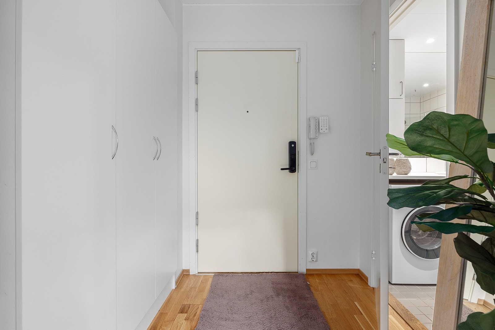 Innbydende entre av god størrelse med plass til å henge fra seg yttertøy og opbevaring av sko med praktisk garderobeløsning Galleribilde