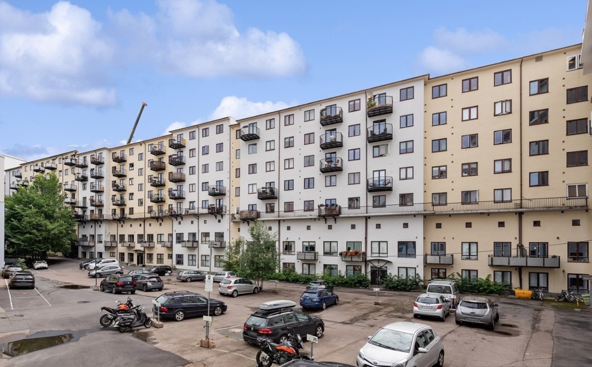 Sameiet er medeiere i Sameiet Gårdsplassen der det er mulig å leie parkeringsplass. Parkeringsplass følger ikke leilighet ved salg og kan ikke leies ut eller overlates til andre ved f.eks. bruksoverlating. Kostnad pt. kr 550/mnd. Galleribilde