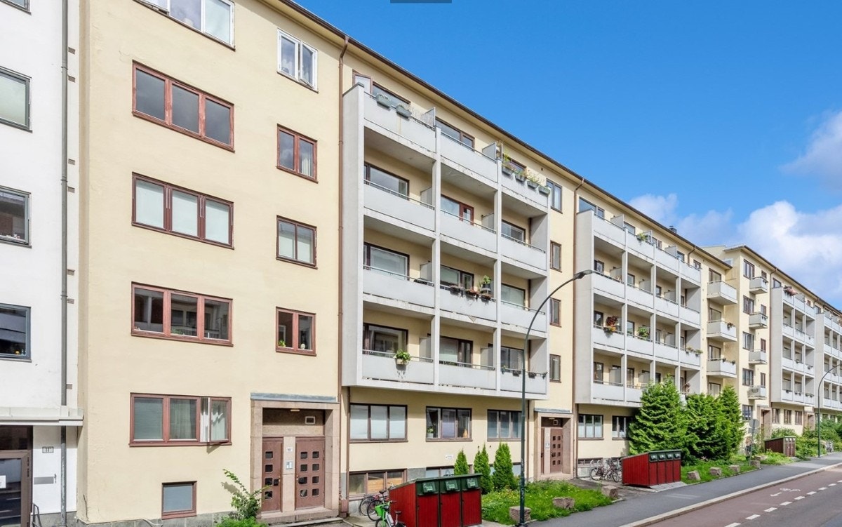 Sandakerveien 46 sameie består av totalt 50 boligseksjoner på en eiet tomt på 803 kvm. Gården ble oppført i 1950. Galleribilde