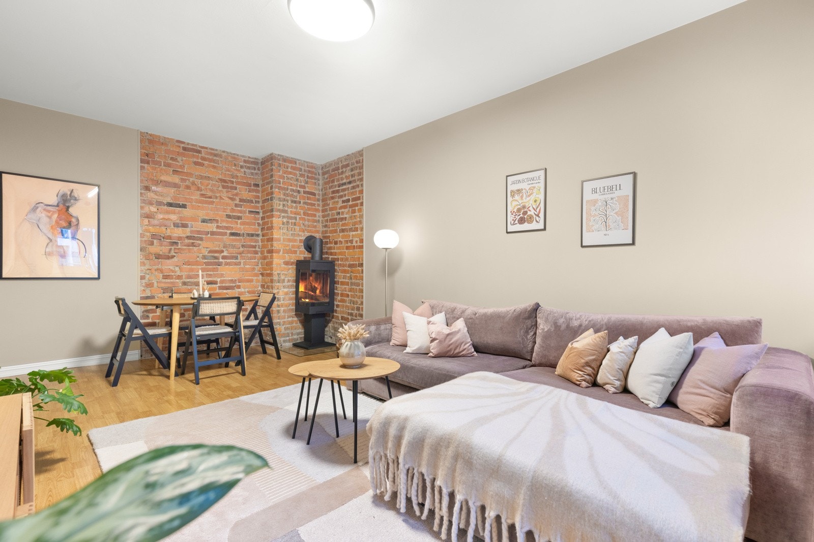 Det er satt inn en lekker vedovn fra Nordpeis i 2016 som varmer godt på kalde dager Galleribilde