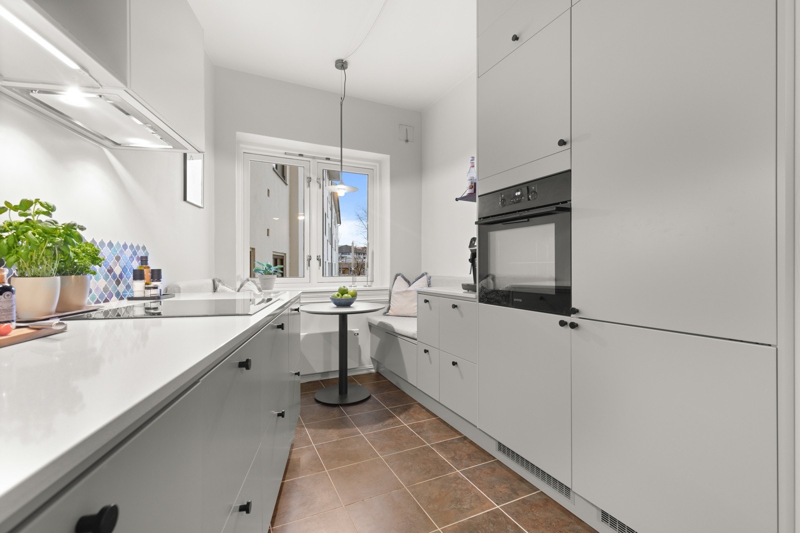 Separat kjøkken med moderne innredning fra Epoq fra overgangen 2021/2022. Galleribilde