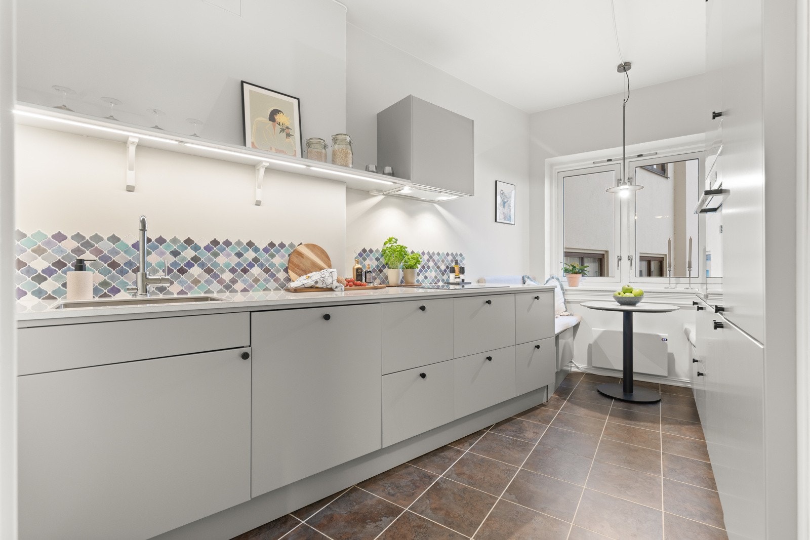 Godt med skap, hyller og benkeplass for oppbevaring og matlaging. Kjøkkeninnredningen har matte fronter, benkeplater i kvarts, underlimt Galleribilde