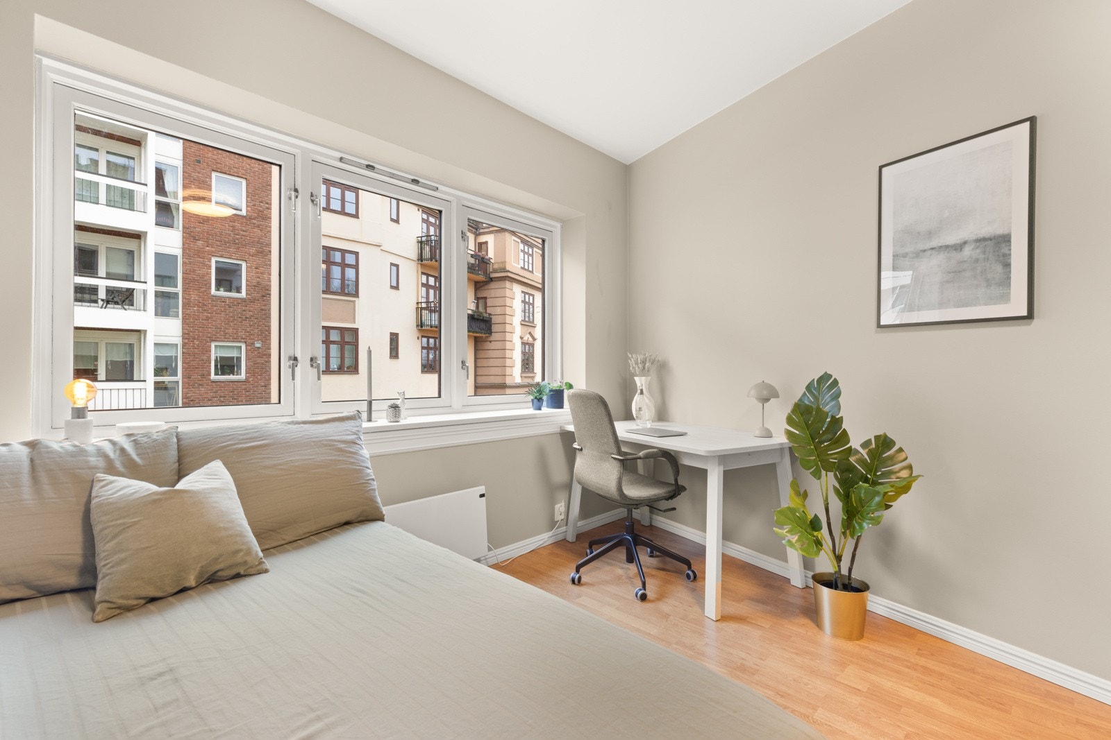 Soverom 2 er innredet som gjesterom, arbeidsrom med bred gjesteseng og store garderobeskap. Galleribilde