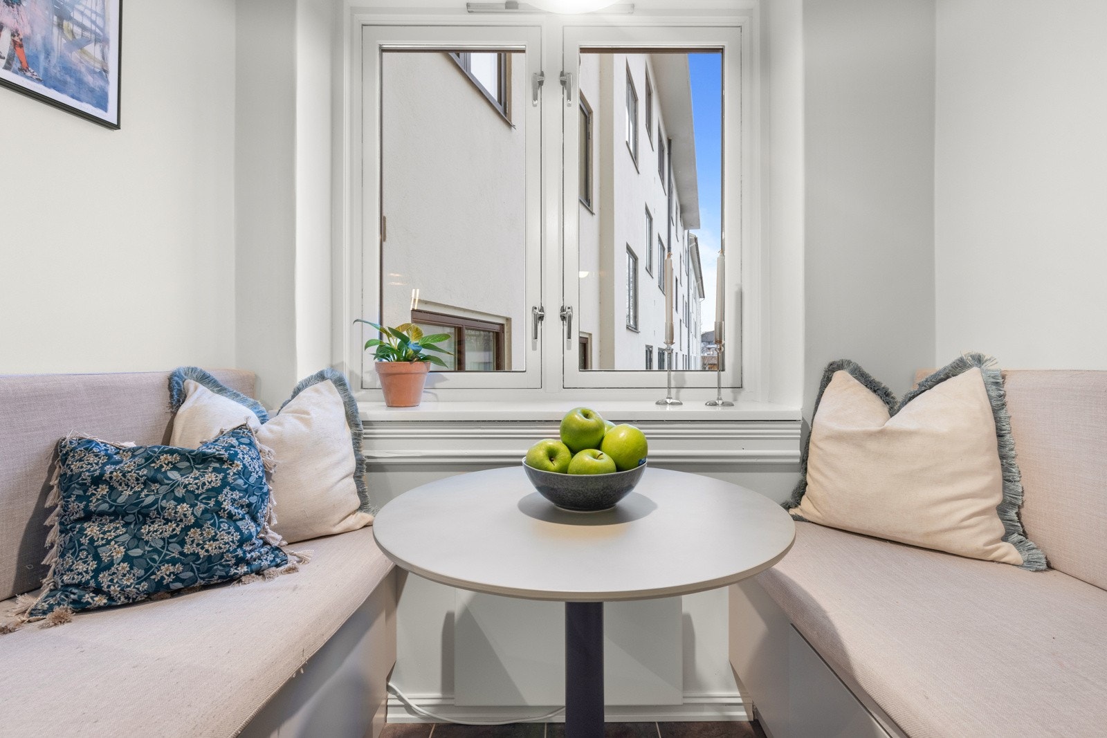 Koselig integrert spisegruppe ved vinduet. Galleribilde