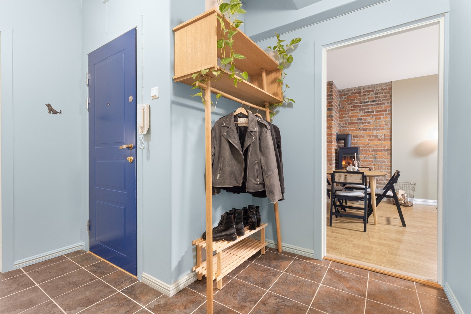 Et praktisk inngangsparti med fliser på gulv og god plass til å henge fra seg yttertøy. Her er det muligheter for både høyskap og kommode ved behov. Dørcalling med portåpner. Galleribilde