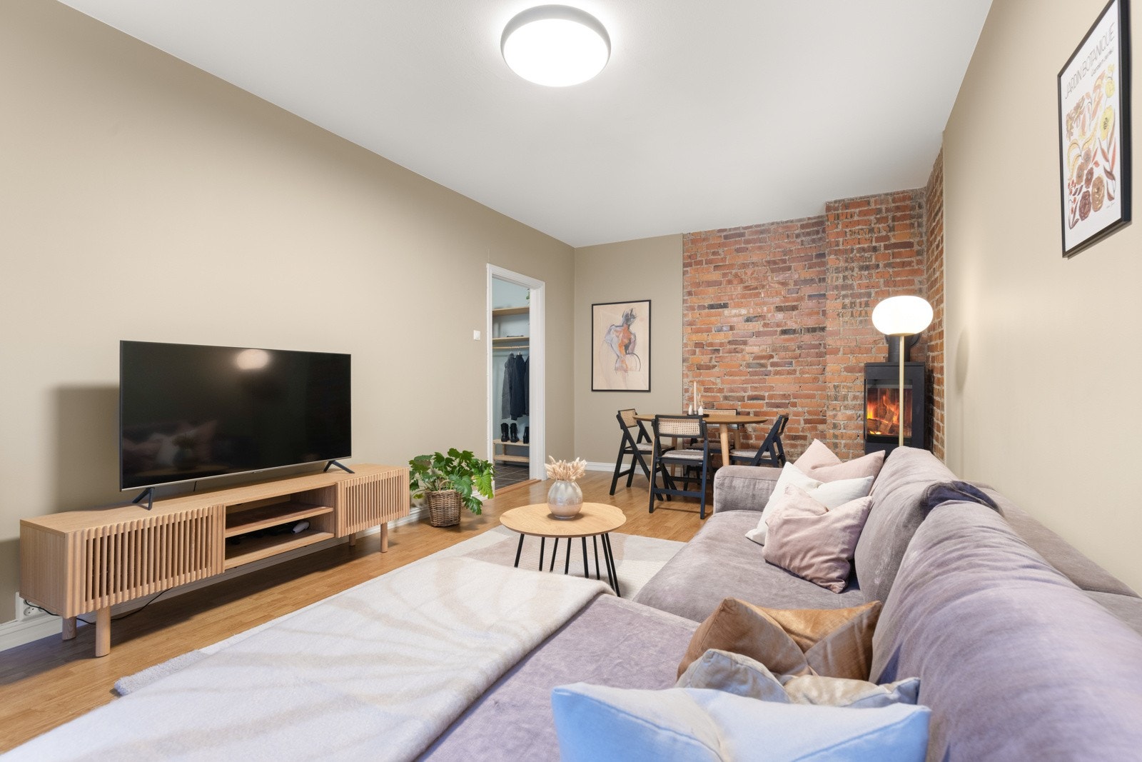 Den flotte teglsteinsveggen danner en lun kontrast til de helsparklede veggene. Galleribilde