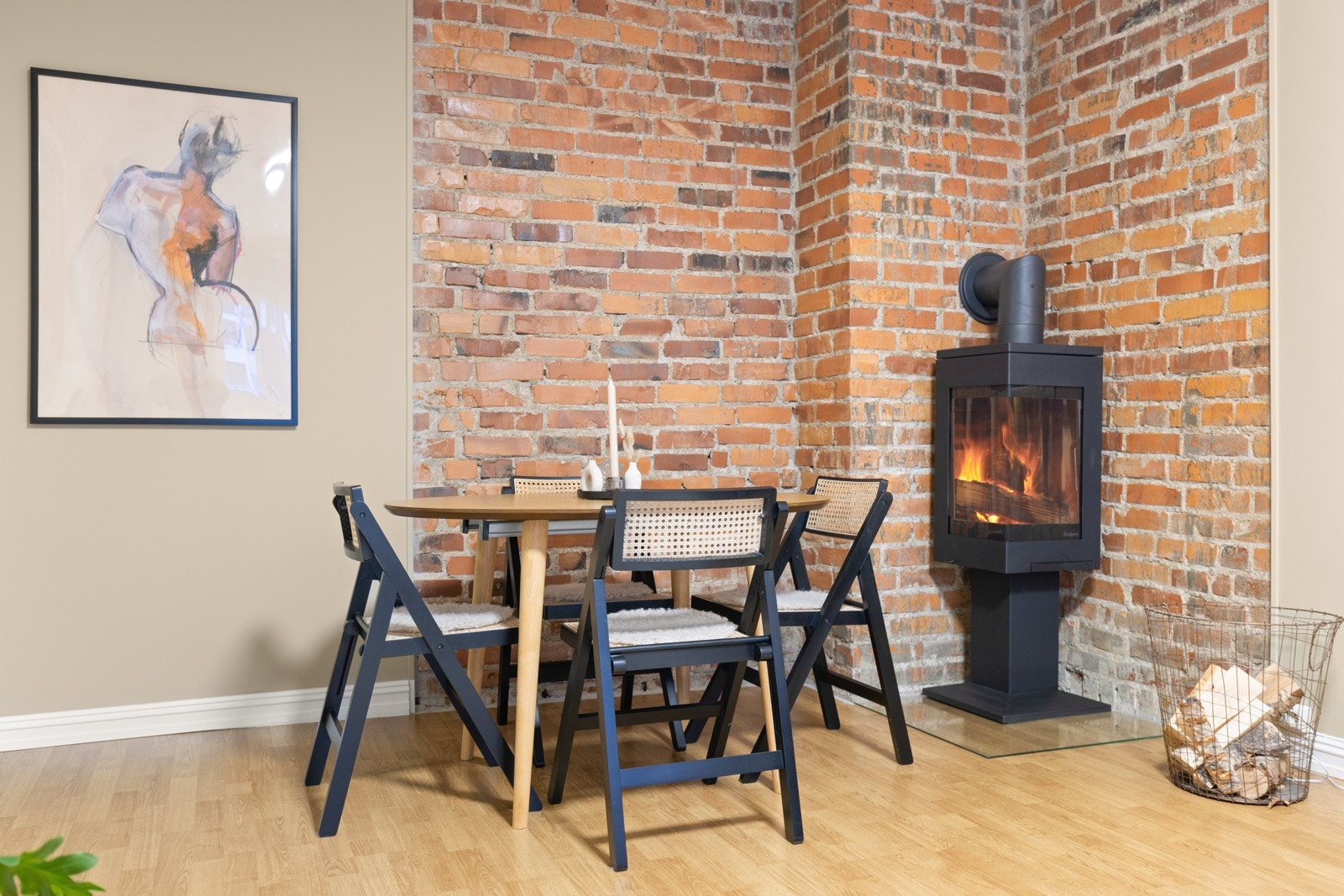 Stue med plass til mange gjester både ved spisebordet ... Galleribilde