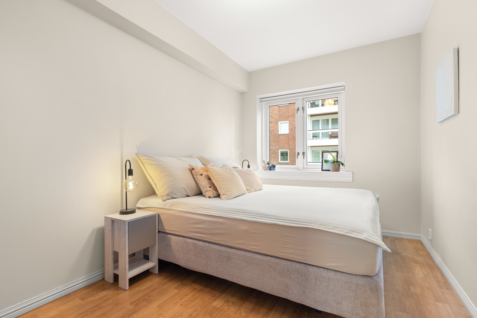 Boligen har to store soverom, begge rommene har plass til fullsize dobbeltseng, nattbord og garderobeskap. Galleribilde