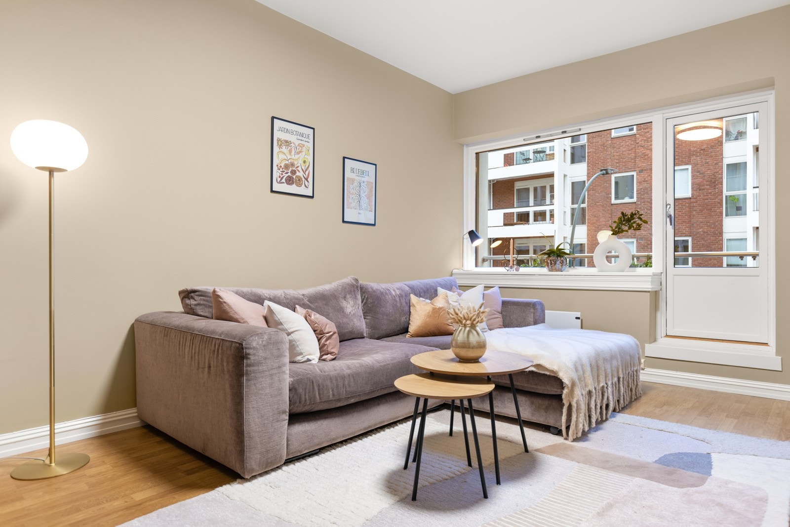 .. og i salongen. Galleribilde