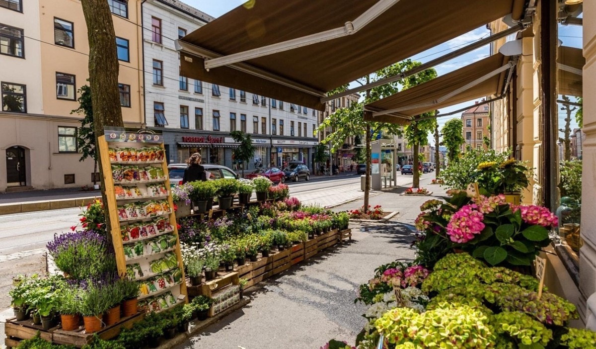 Baker Hansen, Soria Moria, Kaffebrenneriet, Grisen, Tyren og Trikkestallen er populære cafeer og spisesteder. Galleribilde