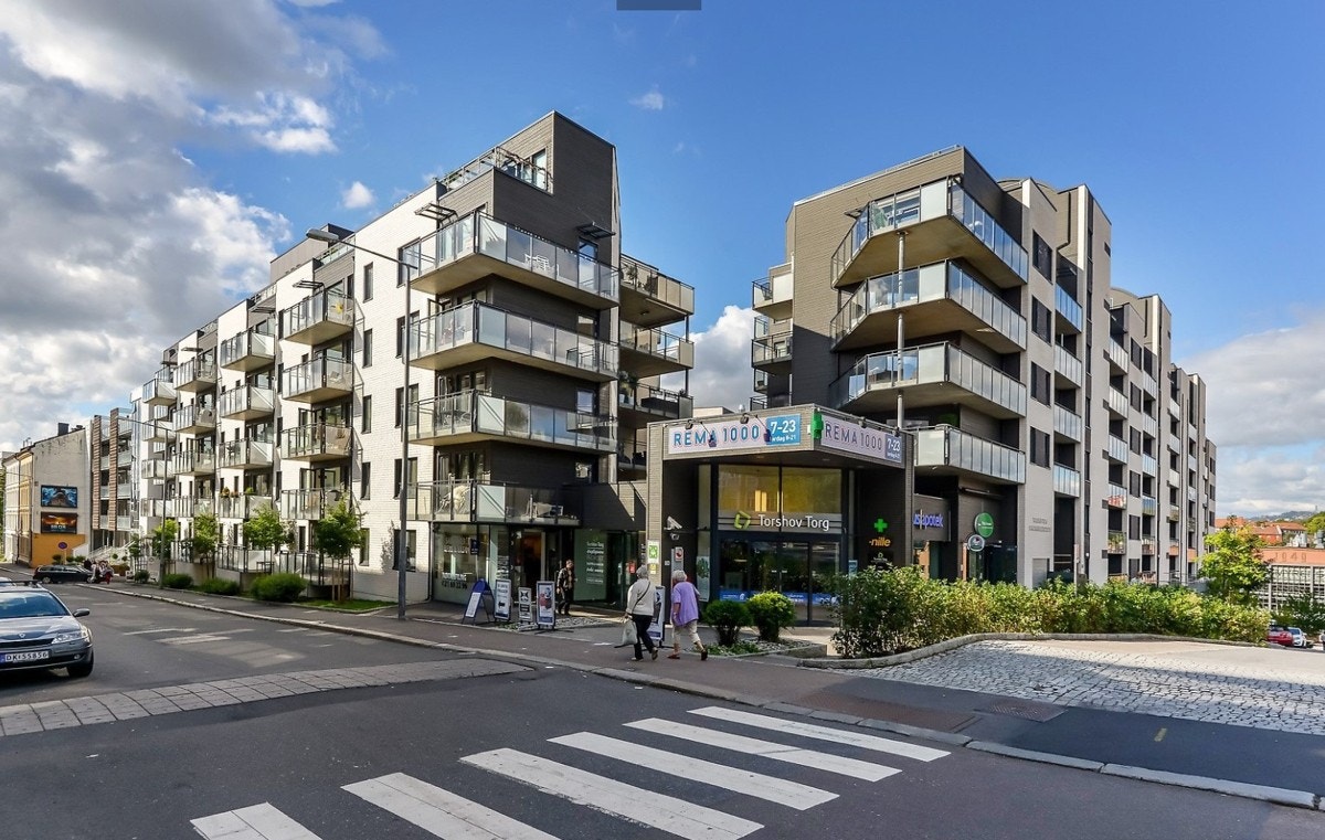 Gode handlemuligheter med Rema 1000, Kiwi, Coop Mega og populære slakter Strøm-Larsen, samt døgnåpne Deli de Luca og 7-Eleven. Kort vei til Storo Storsenter med butikker og serveringssteder mens Sandaker senter ligger rett rundt hjørnet. Galleribilde