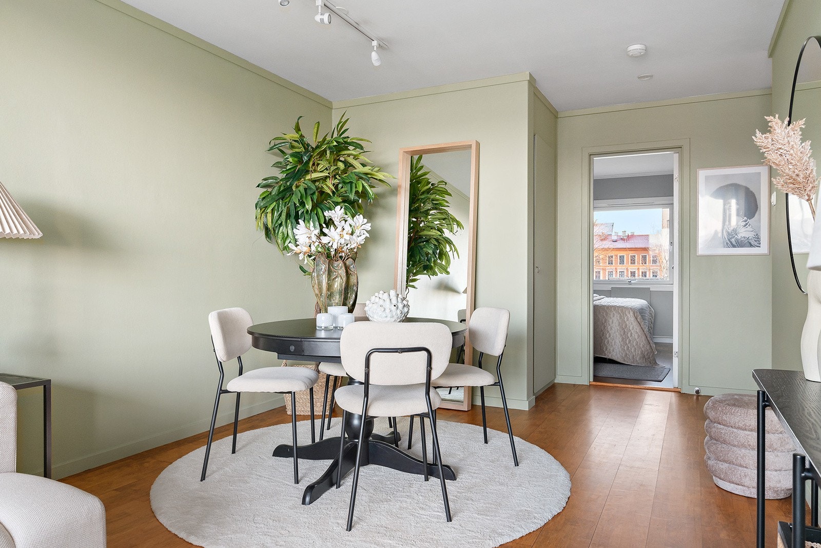 Leiligheten er gjennomgående med mye lys utenfra Galleribilde