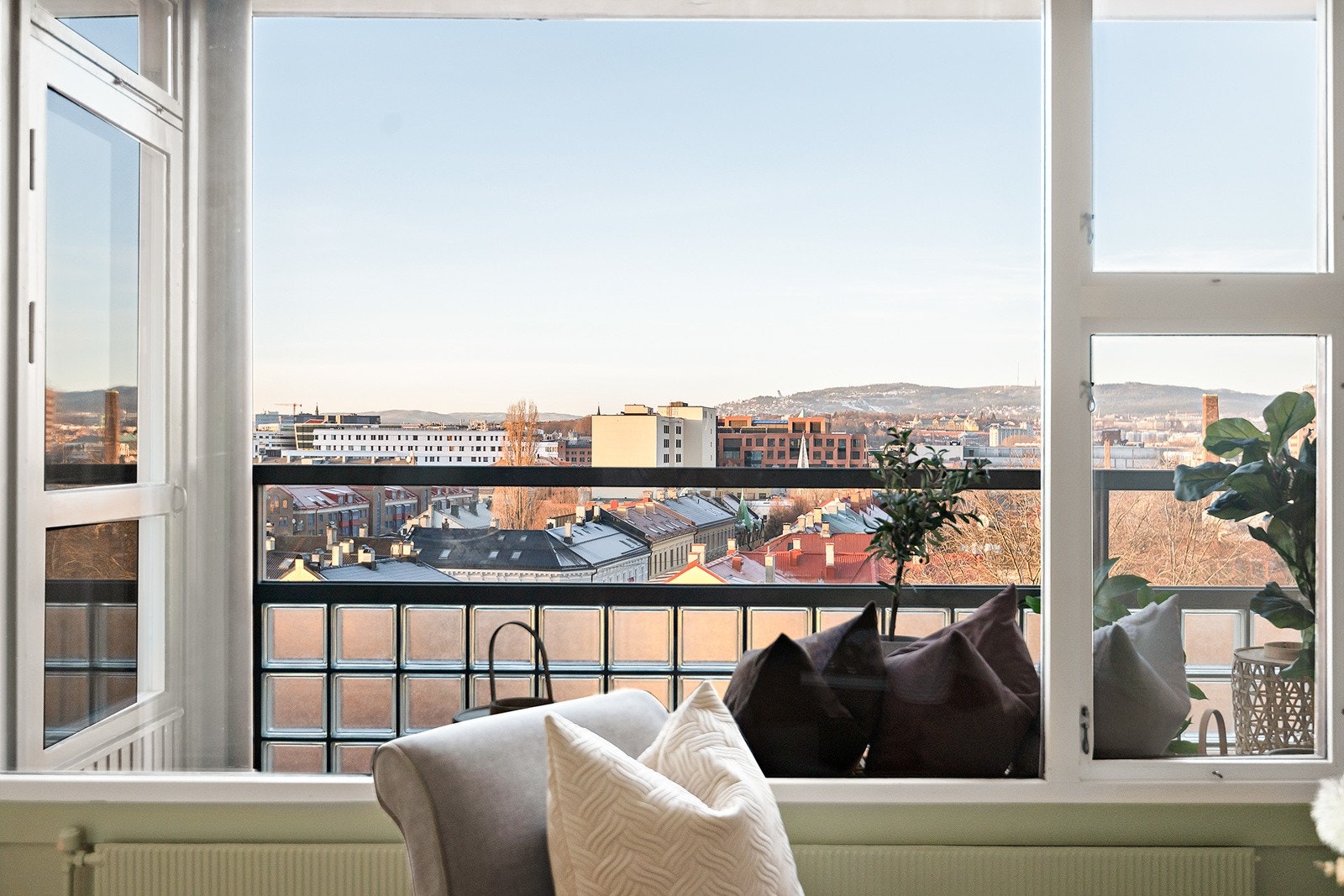 Store vindusflater som gir godt med dagslys hele året Galleribilde