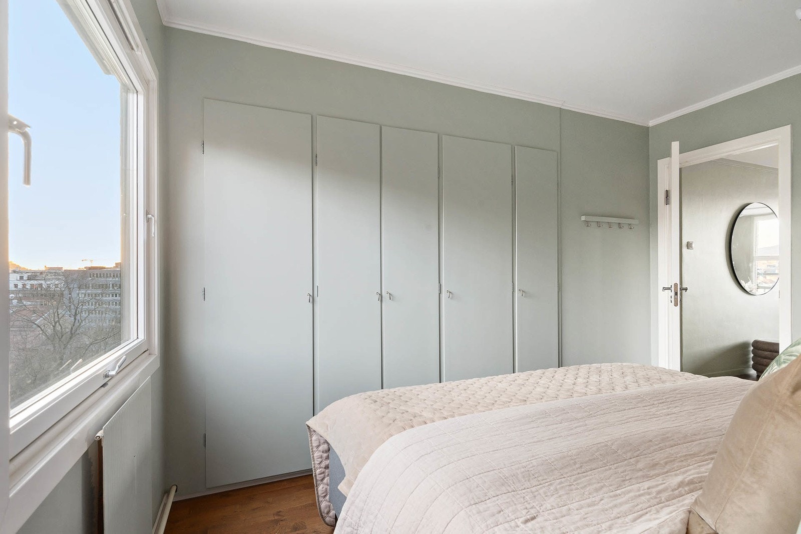 Soverom 1 med godt med garderobeskap Galleribilde