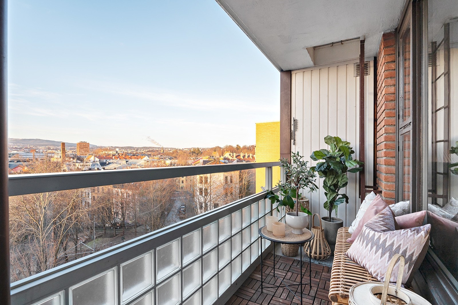 Balkongen har brystning i glass/glassbyggerstein for godt med lys og sikt Galleribilde