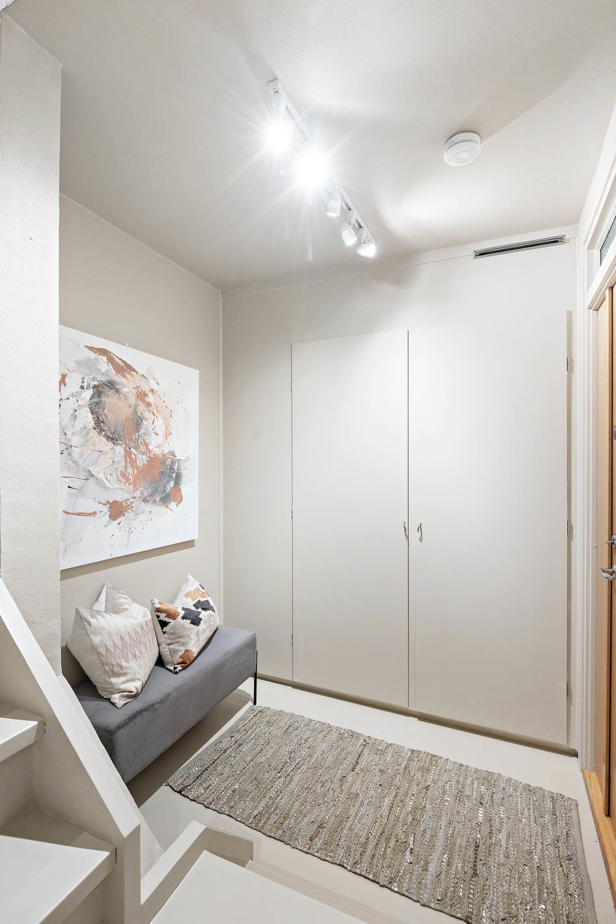 Romslig entré i 4. etasje med god garderobeplass Galleribilde