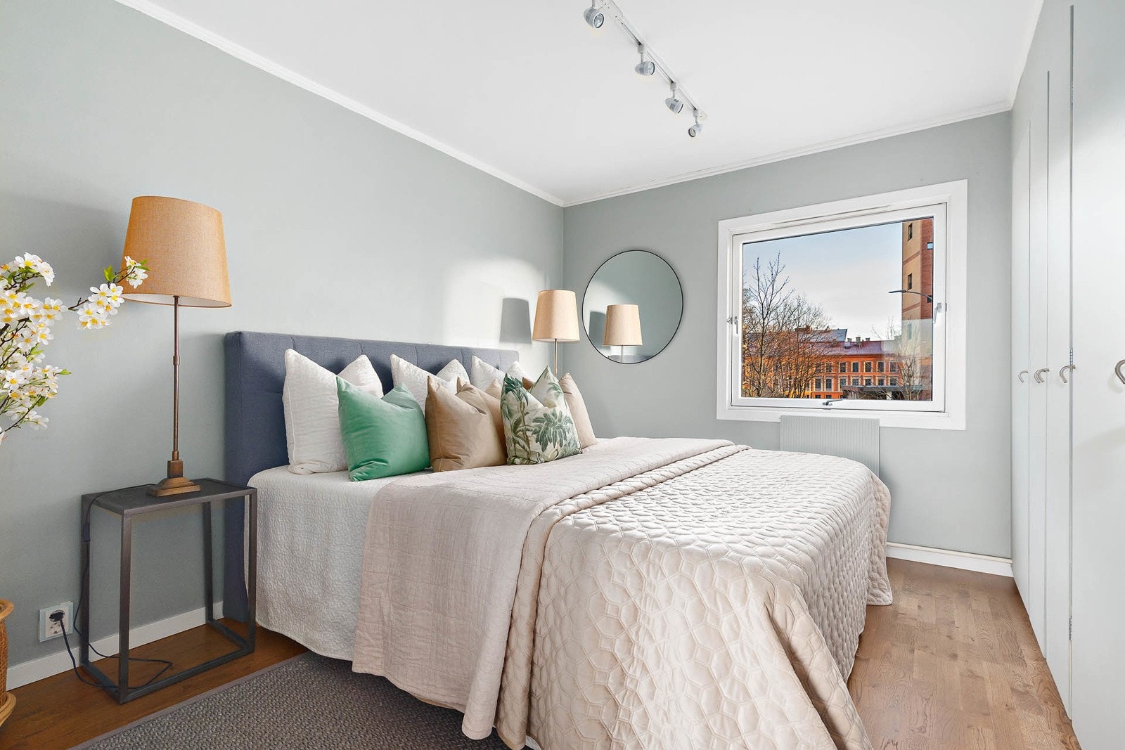 Soverom 1: Stort lyst rom med god plass til dobbeltseng mm Galleribilde