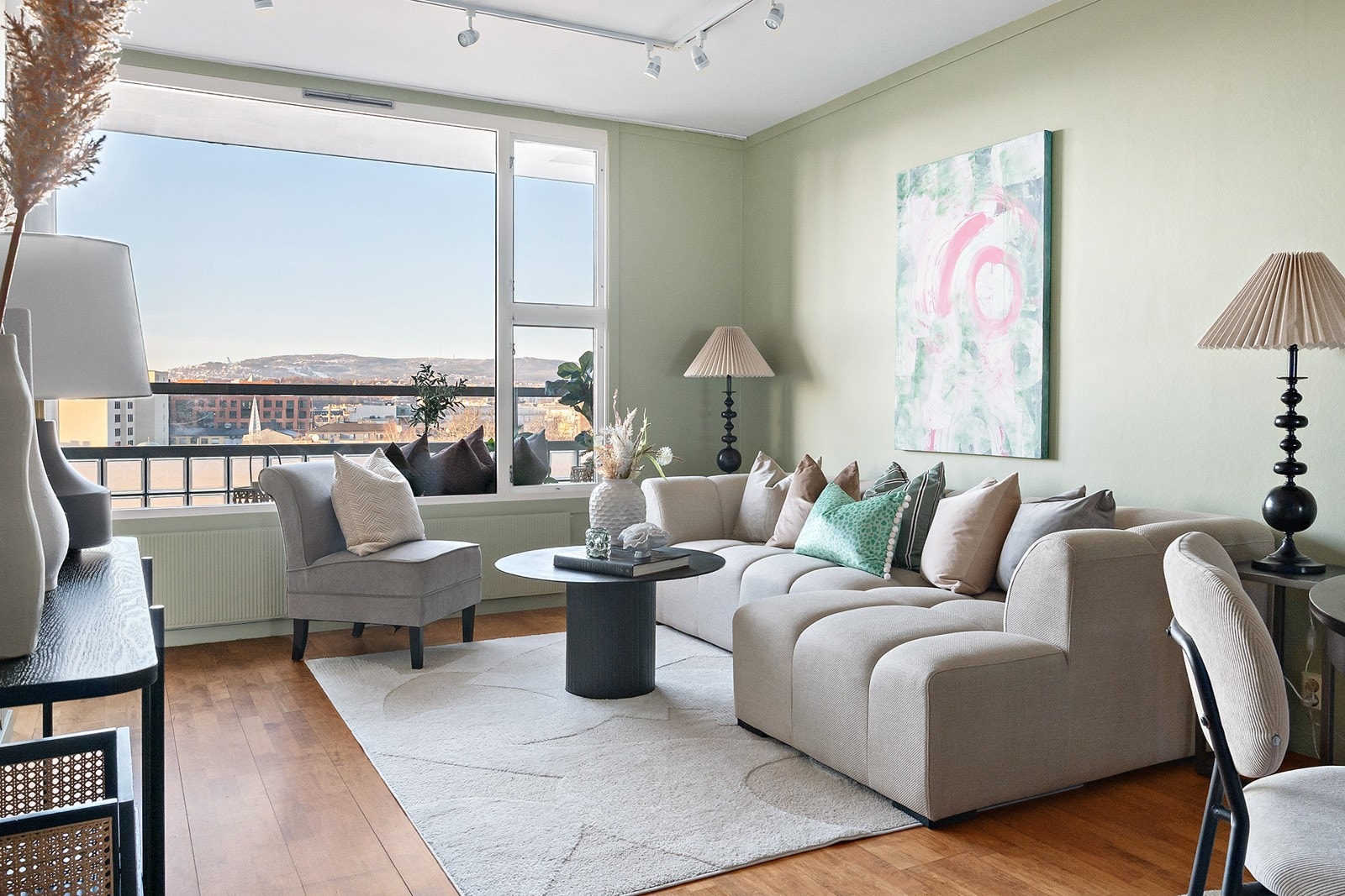 Stue med god plass til sofagruppe Galleribilde