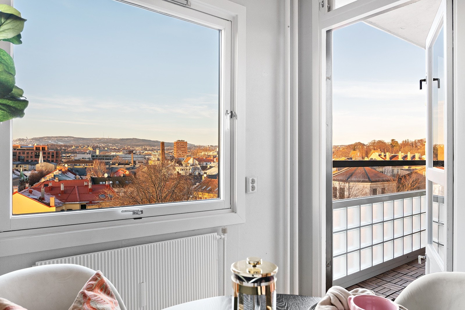 Flott utsikt fra spisebord på kjøkken Galleribilde