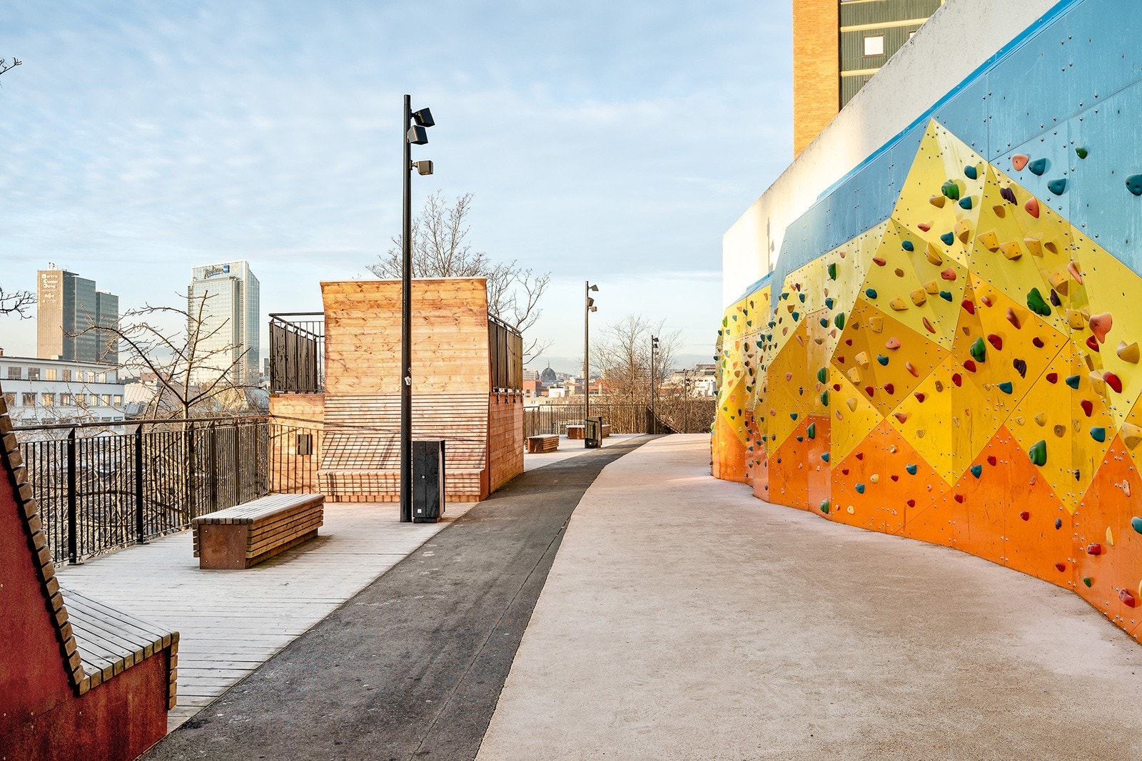 Borettslagets egen klatrevegg gir mulighet for trening og lek i hverdagen Galleribilde