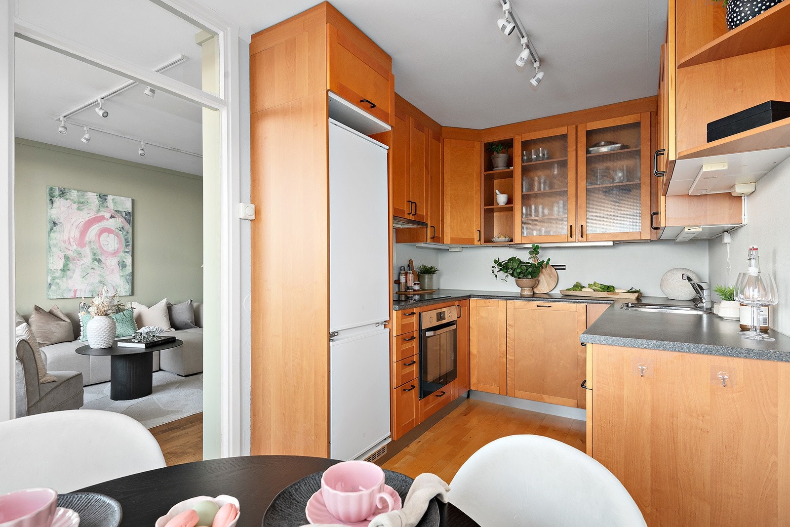 Kjøkken med plass til spisebord Galleribilde