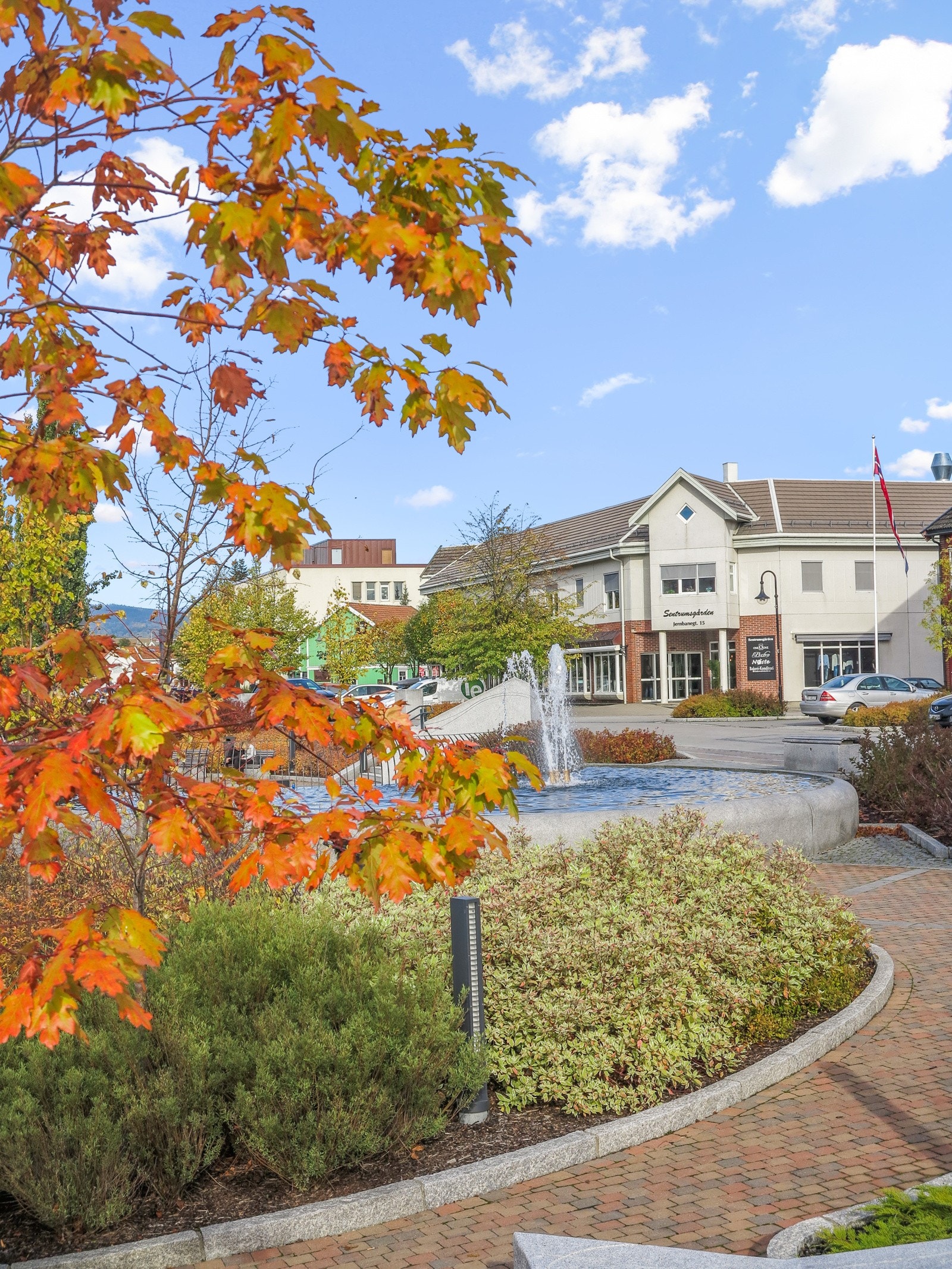 Leiligheten ligger i trivelige sentrumsgården like ved Jernbaneparken midt i hjertet av Verdal sentrum Galleribilde