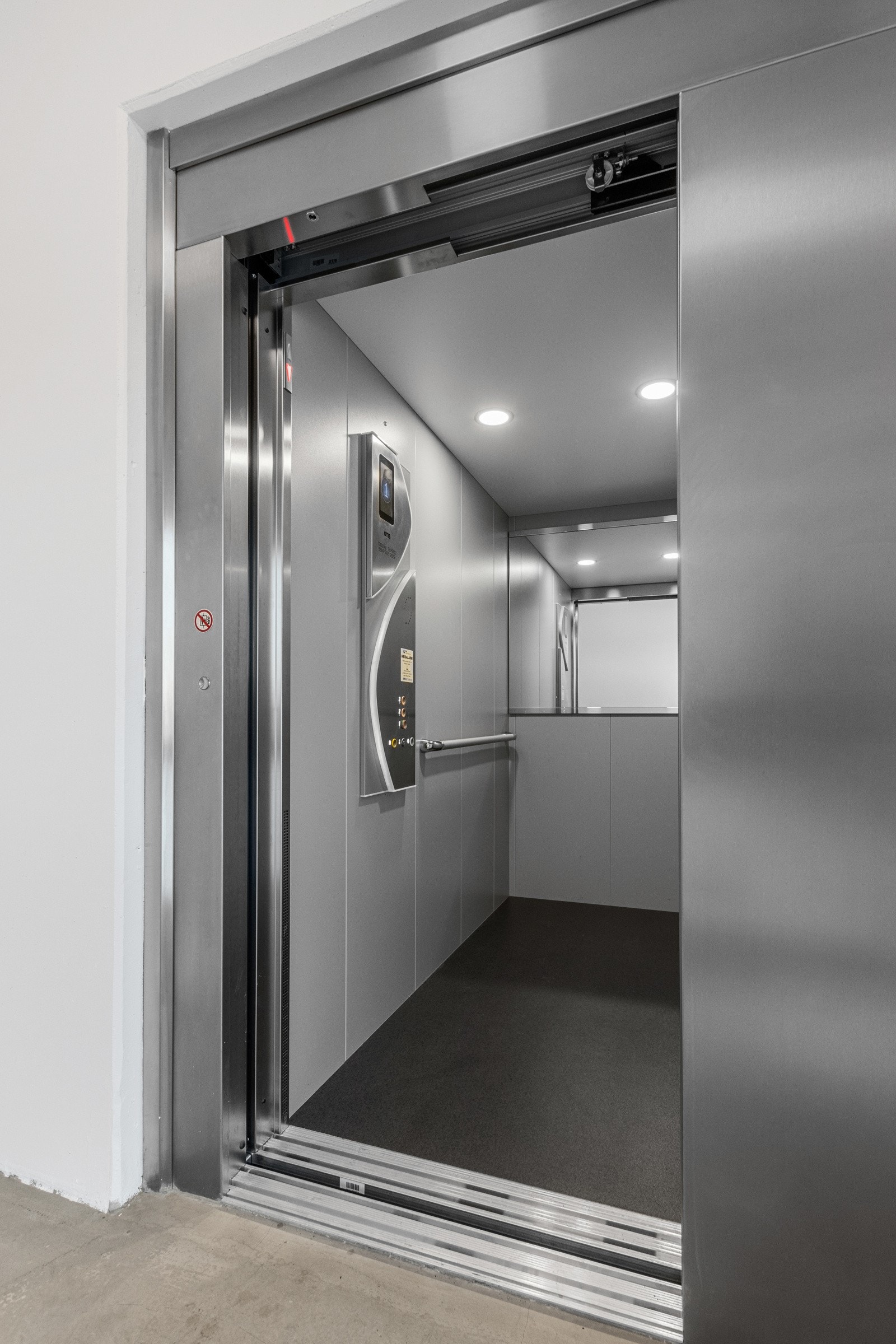 Heis installert i 2022. Denne går helt opp til takterrassen. Galleribilde