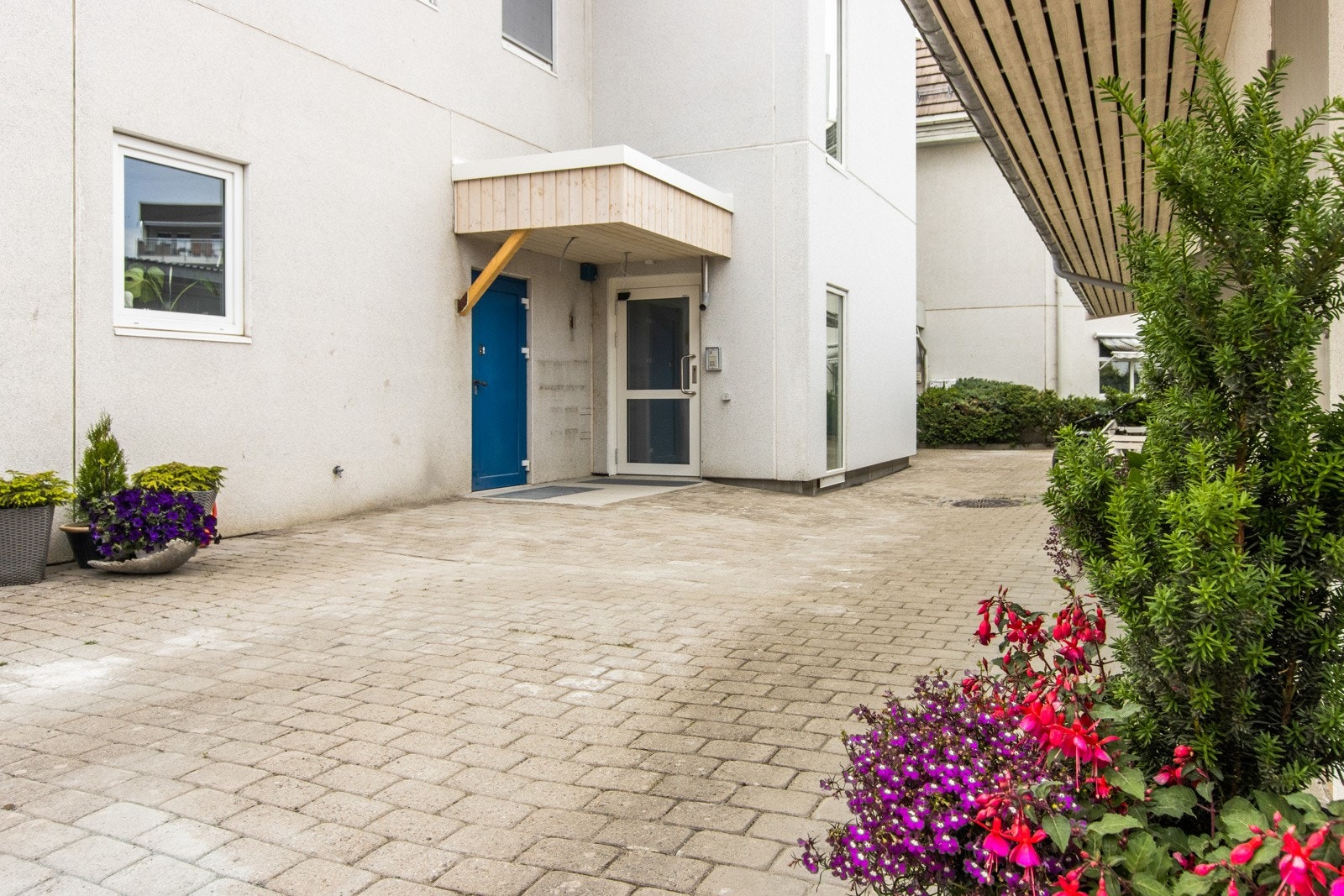 Brosteinslagt inngangsparti Galleribilde