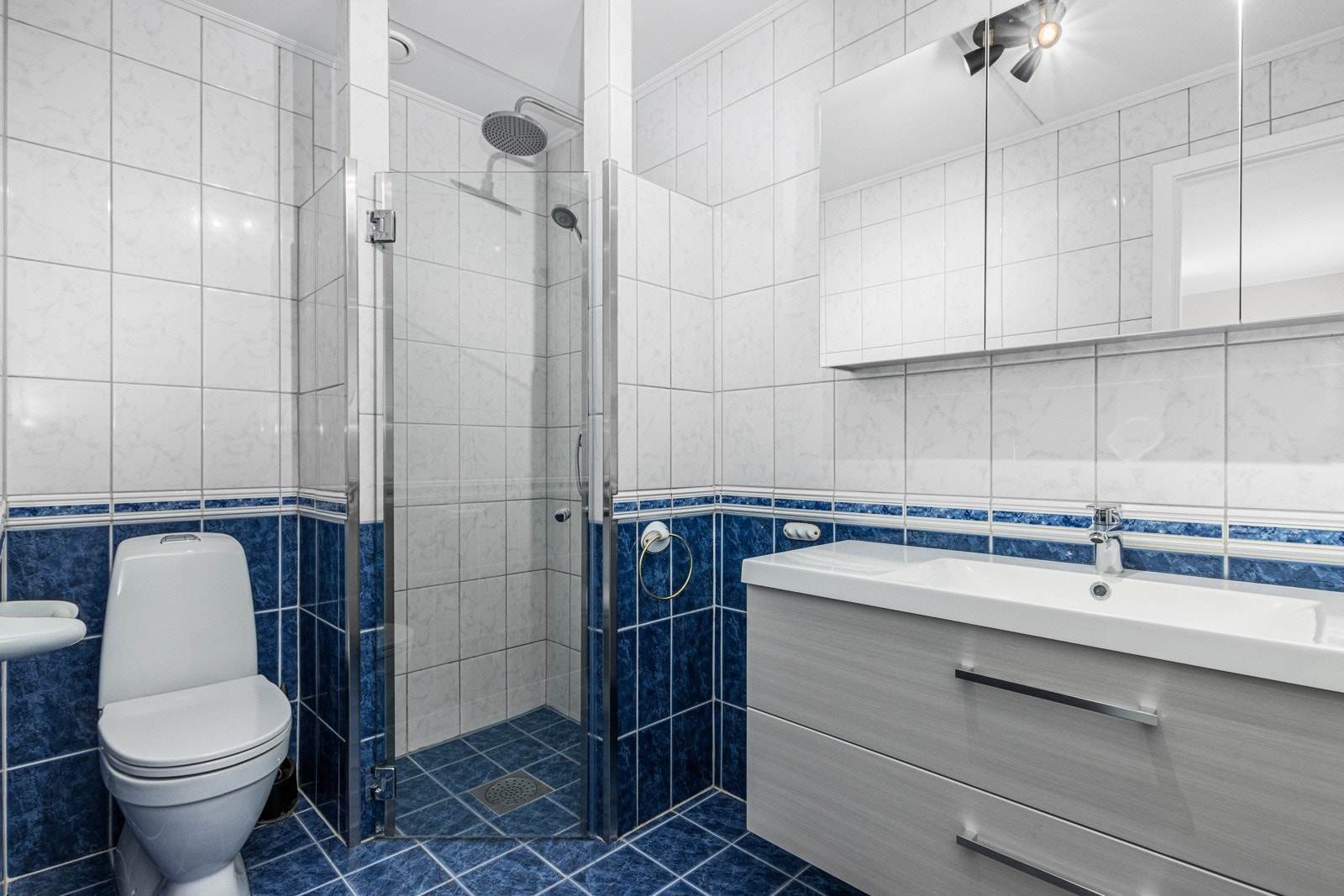 Flislagt bad med ny servant, WC, dusj og dusjdør Galleribilde