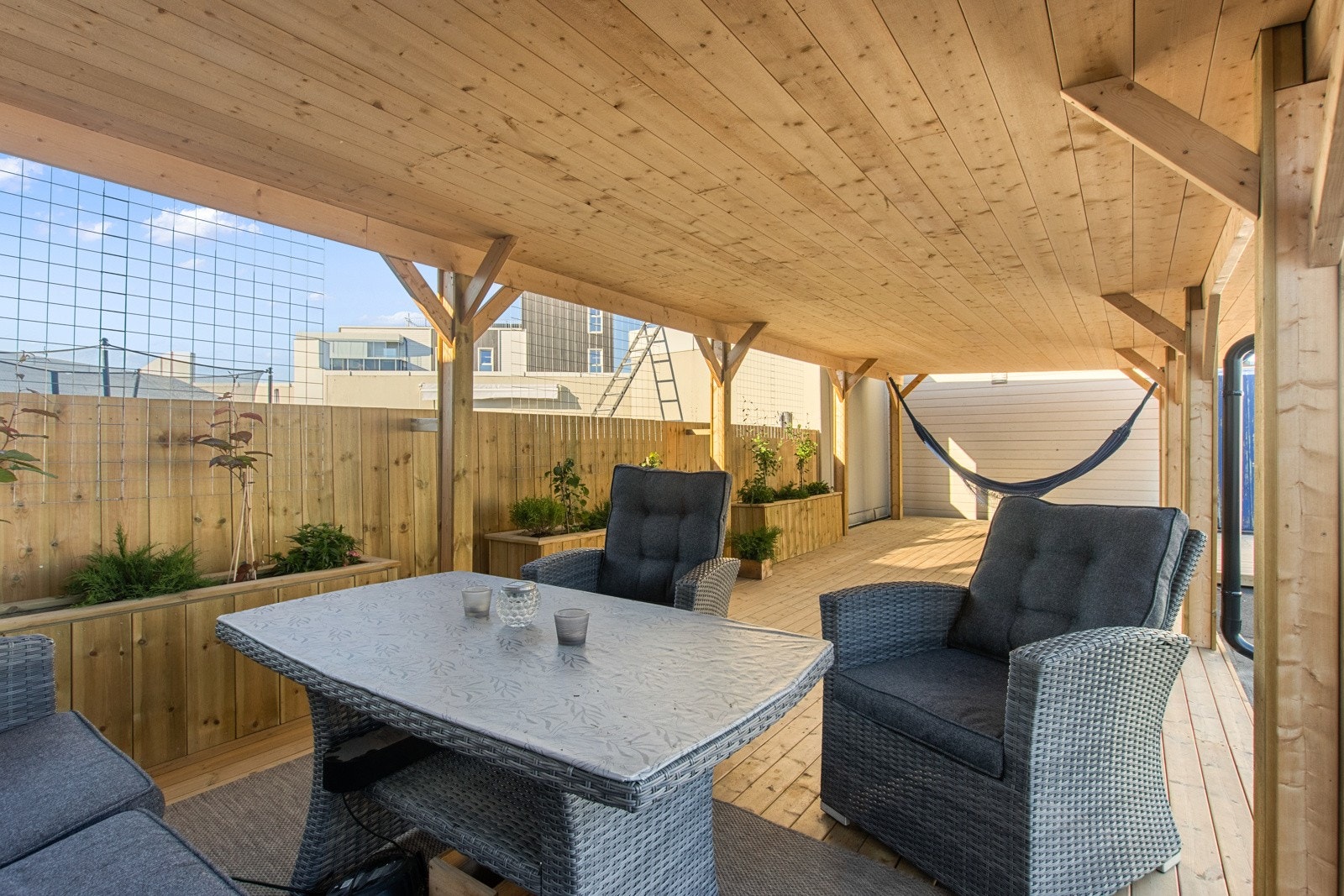 På takterrassen er det en takoverbygd pergola. Galleribilde