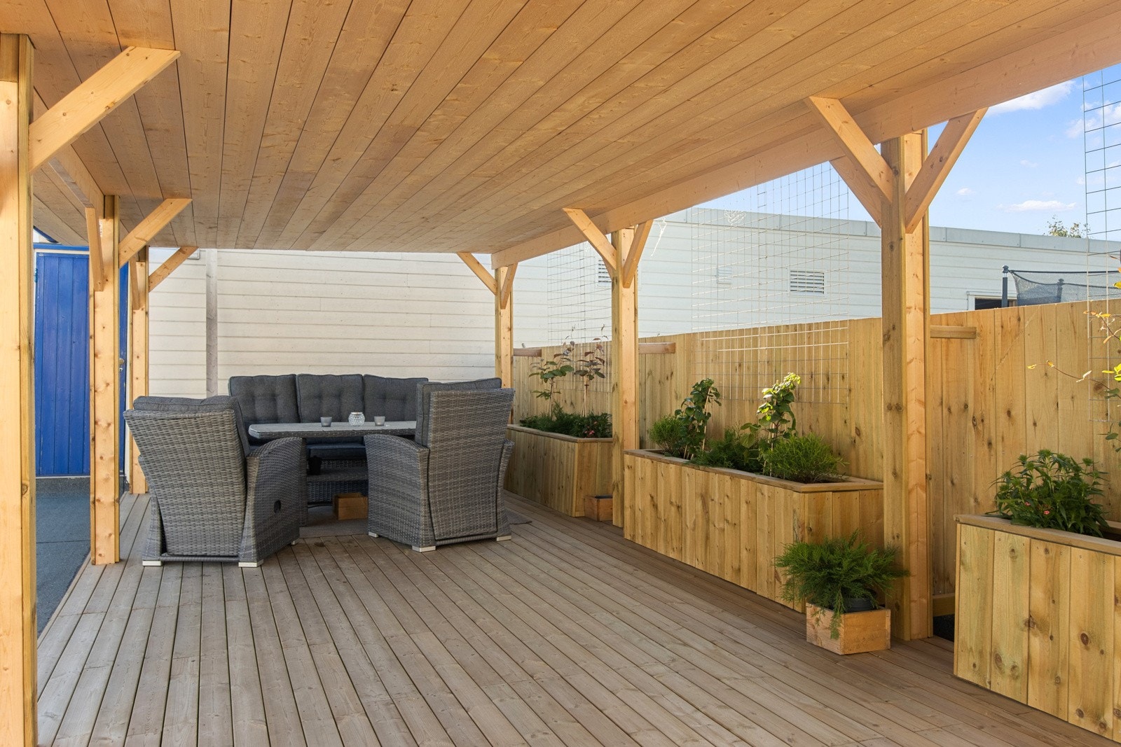 Trivelig takterraasse med takoverbygg og fin beplatning Galleribilde