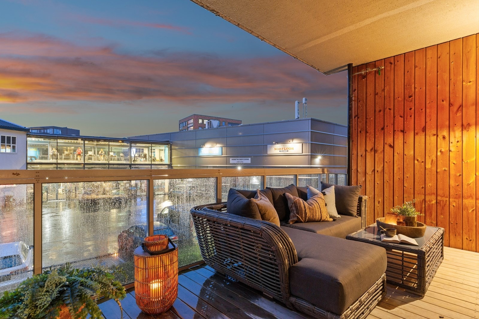 Det er lagt terrassebord i tre over balkongens betongdekke. Galleribilde