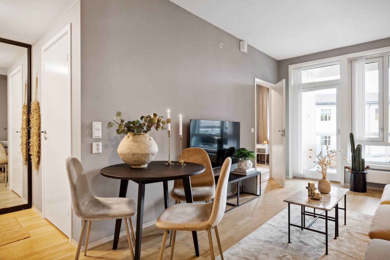 Stuen og kjøkkenet danner et innbydende allrom på ca. 19 kvm med plass til blant annet spisebord. Galleribilde