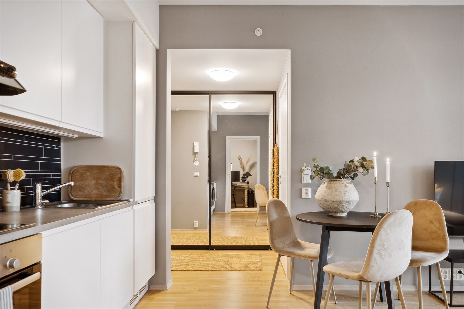 Kjøkkenet er utstyrt med integrerte hvitevarer som oppvaskmaskin, kjøleskap, stekeovn og koketopp. Galleribilde