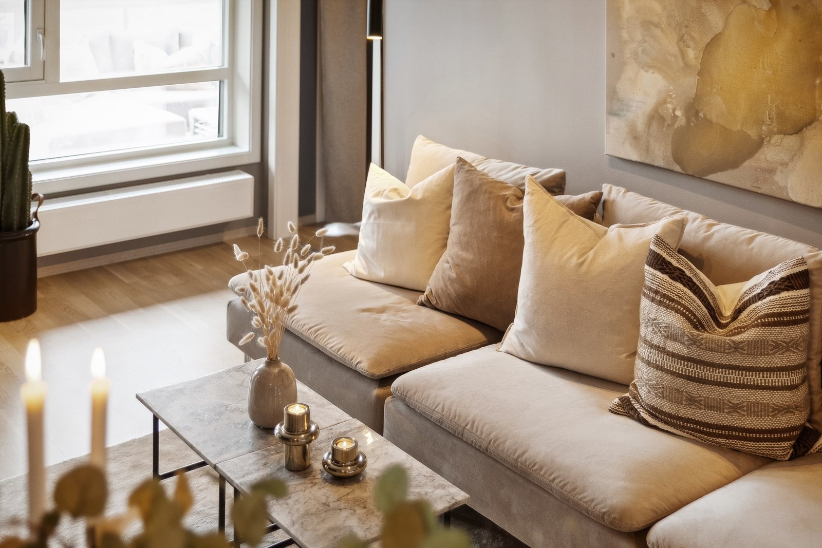 Leiligheten har lave felleskostnader på ca. kr. 2 206,- pr. mnd. Da er kabel-tv, internett og fjernvarme bl.a. inkl. Galleribilde