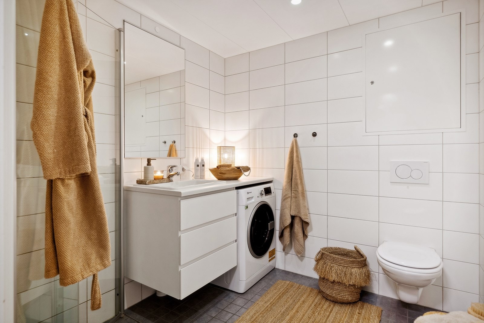 Badet i leiligheten er på ca. 4,5 kvm, og det helflisede rommet har downlights i himlingen. Galleribilde